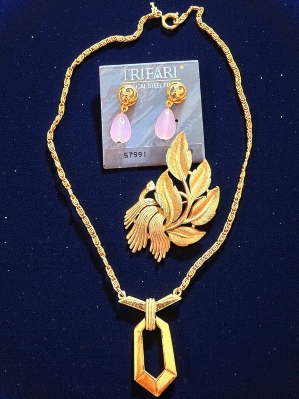 Vintage Crown Trifari Set: Golden Necklace, Brooch & Earrings Set.